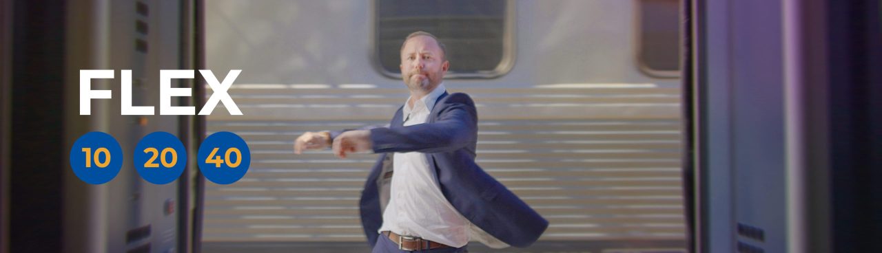 Ordet Flex med siffror 10, 20, 30 som en referens till antalet biljetter som gick att köpa på bunt. I bakgrunden en man som kliver av tåg i kavaj och dansar